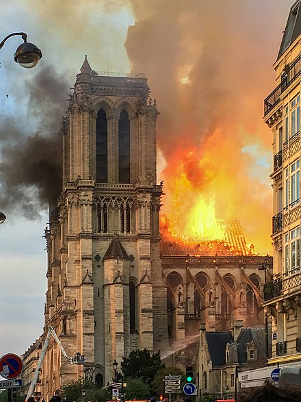 This image has an empty alt attribute; its file name is 440px-incendie_notre_dame_de_paris.jpg